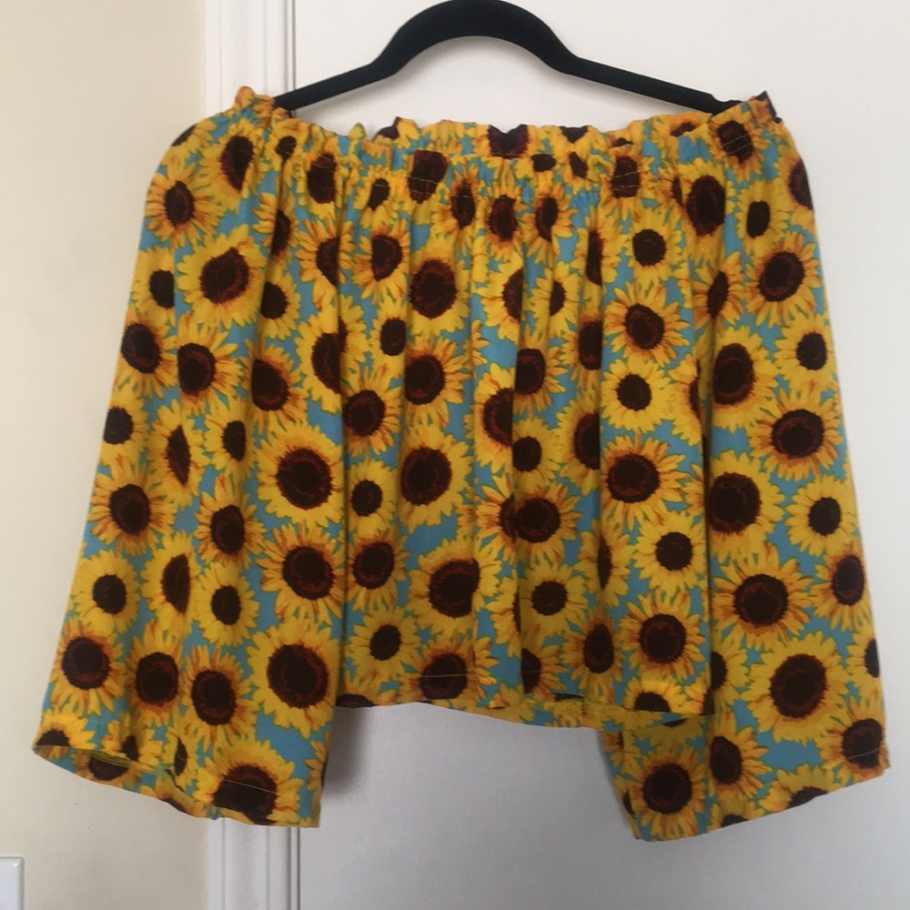 Off shoulder sunflower flowy middie